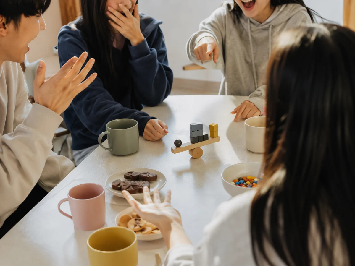 선택을 듣고 친구들이 웃는 장면
