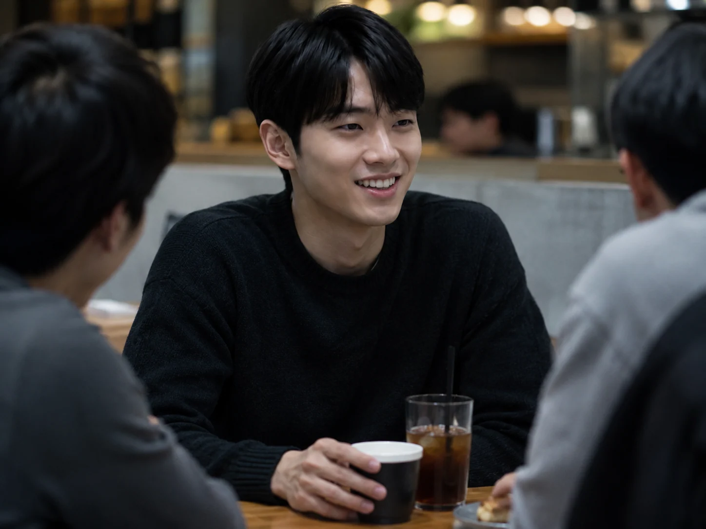 친구들과 편하게 웃는 같은 사람