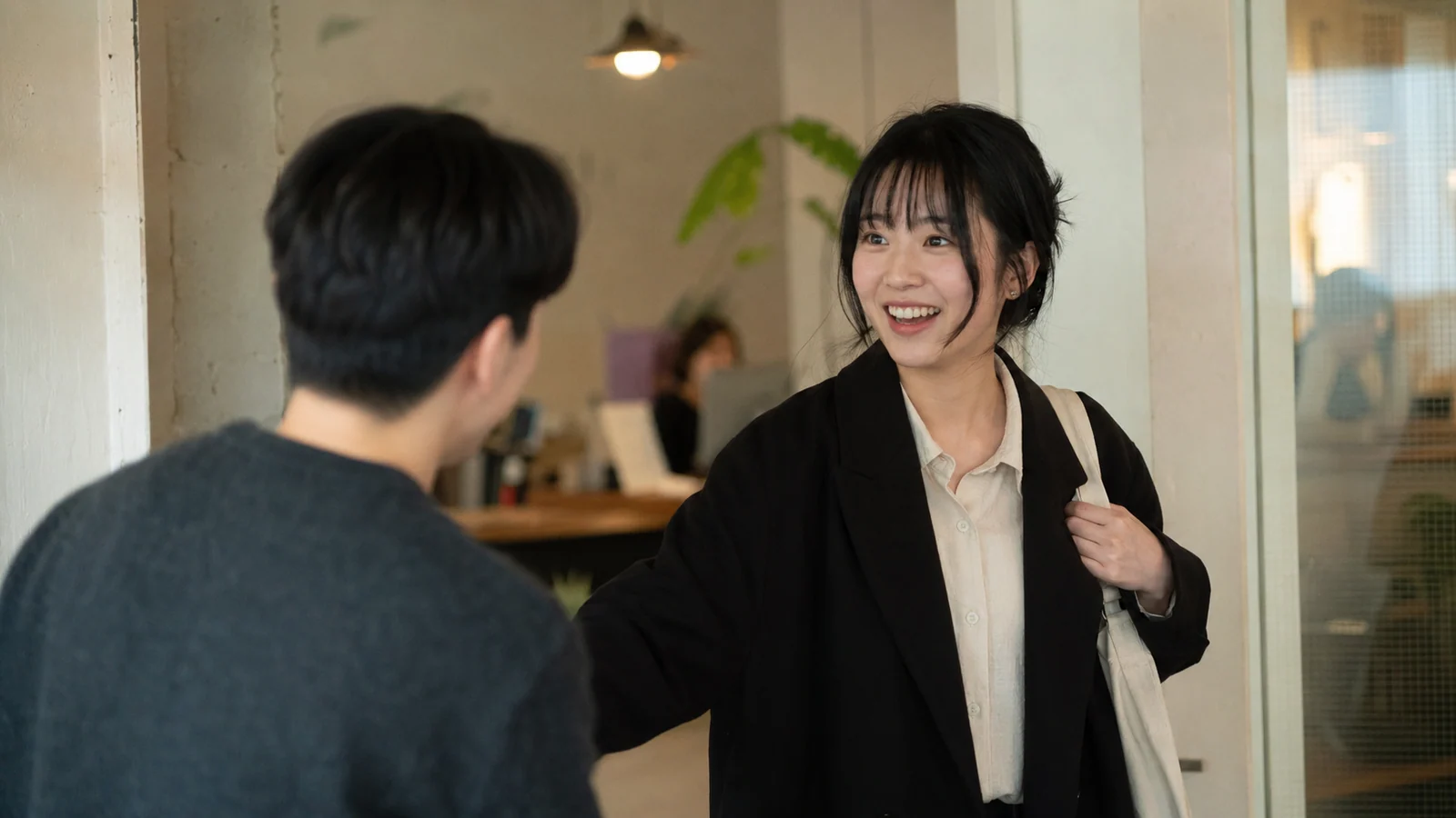 처음 만나 인사하는 두 사람