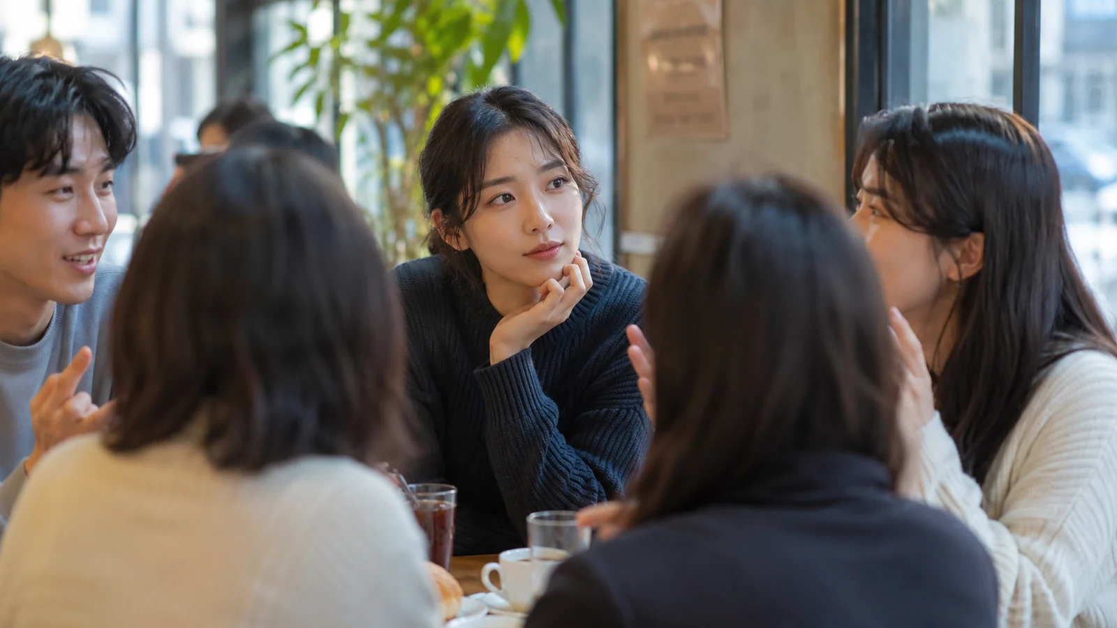 빠른 단체 대화에서 말할 타이밍을 살피는 사람