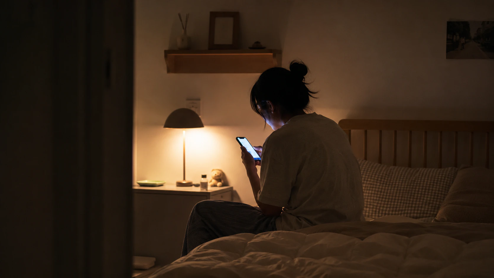 늦은 밤 휴대폰 답장을 기다리는 사람