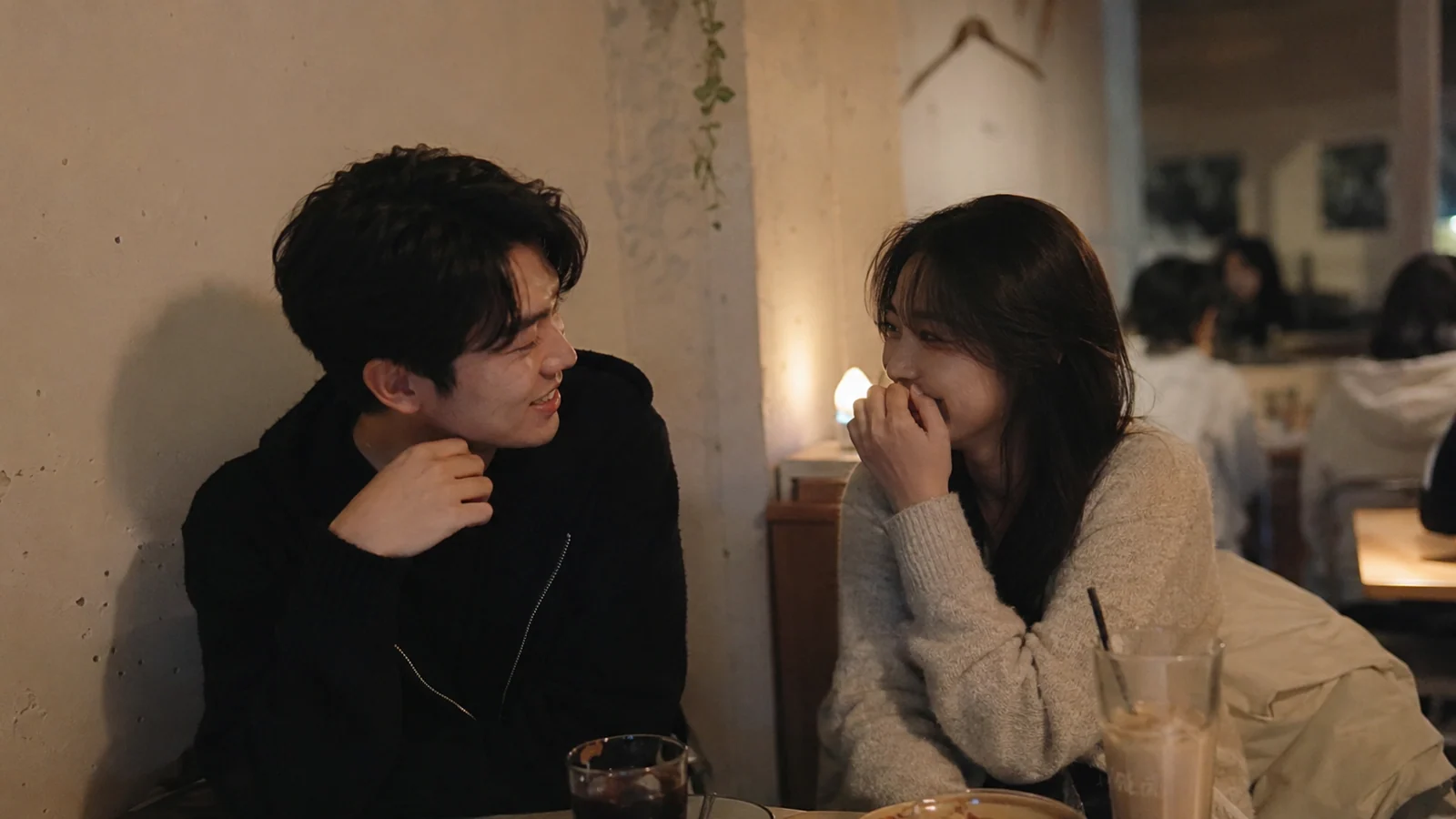 늦은 저녁 카페에서 편하게 이야기하는 두 친구