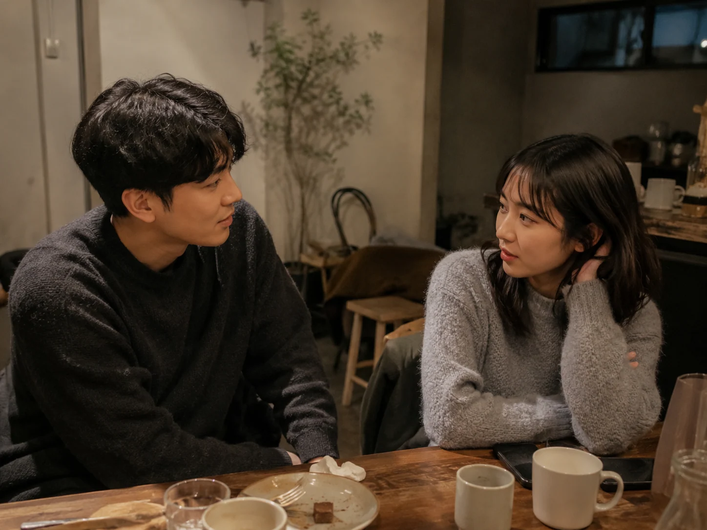 모임이 끝난 뒤 둘만 남아 진지하게 이야기하는 친구들