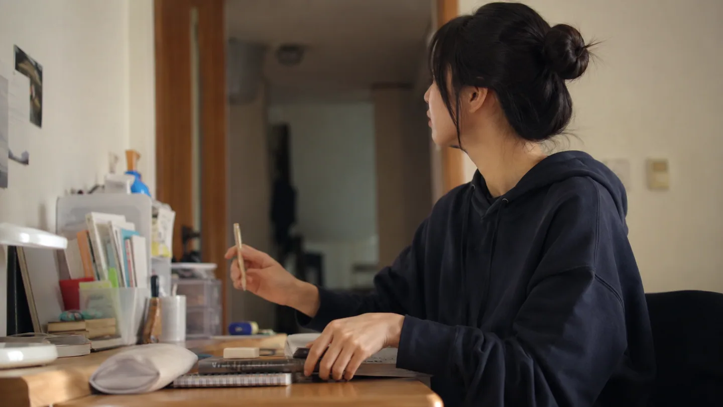 책상을 정리하려던 중 방문 밖의 재촉을 듣고 손을 멈춘 사람