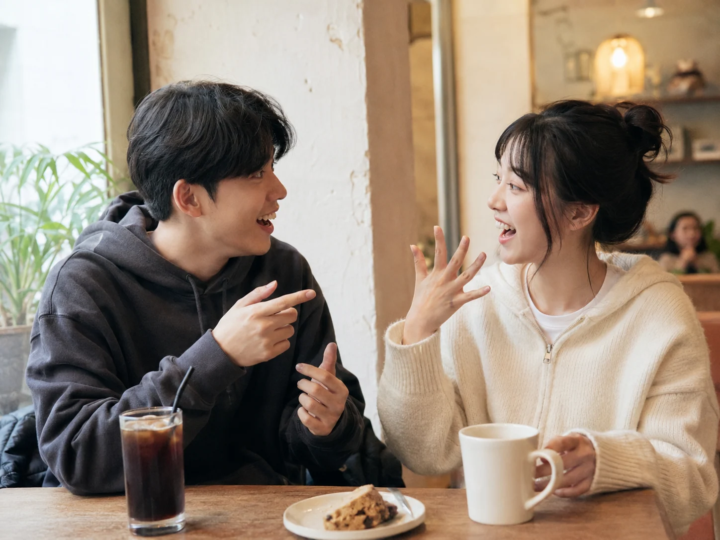공통 관심사를 찾아 신나게 이야기하는 두 사람